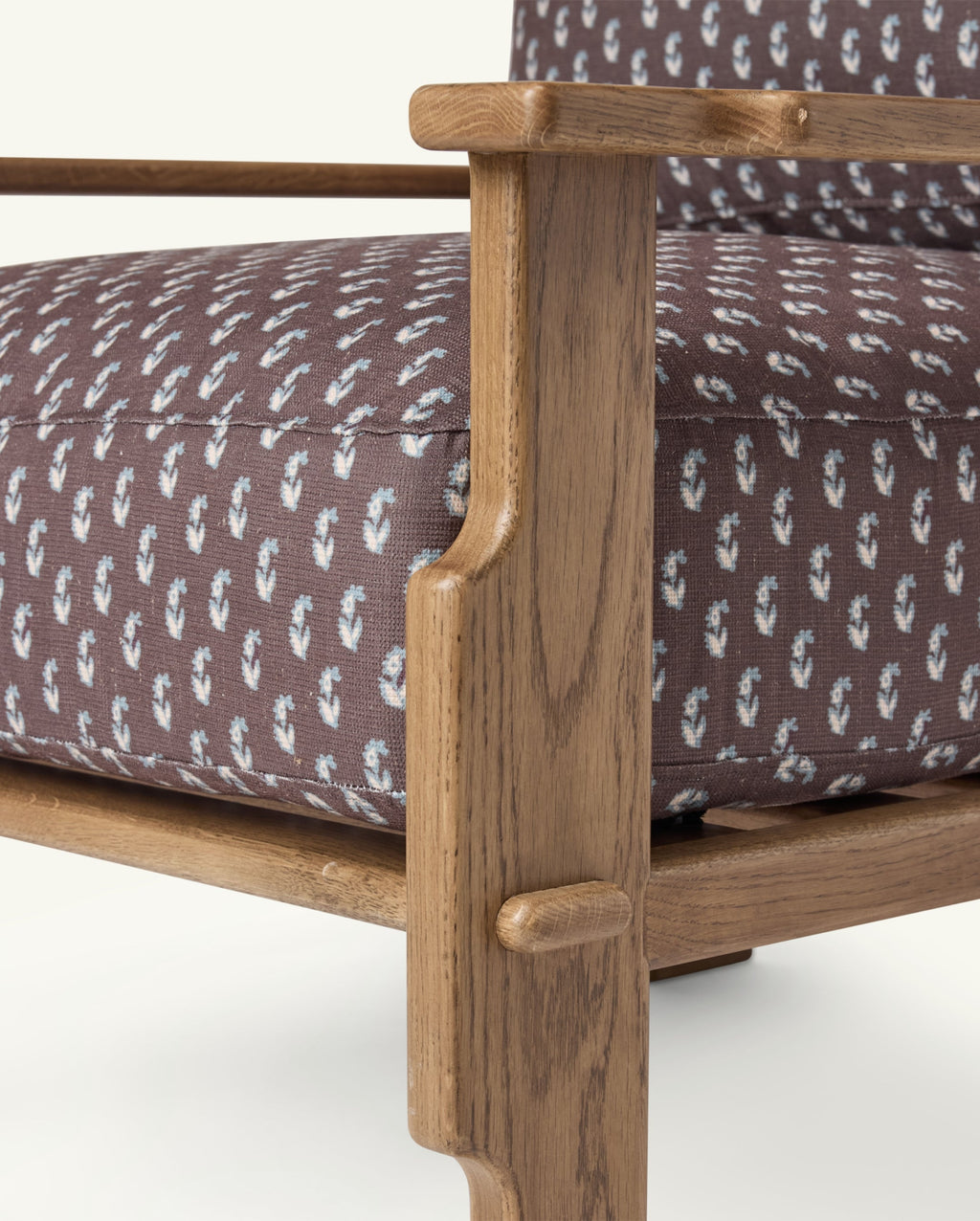 Fauteuil Leela à motif floral cacao